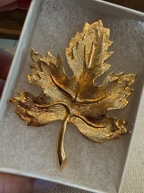 Vintage Gold Leaf Brooch Pin
